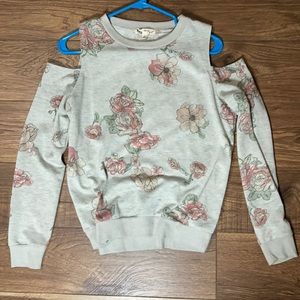 Shoulder cut out sweater